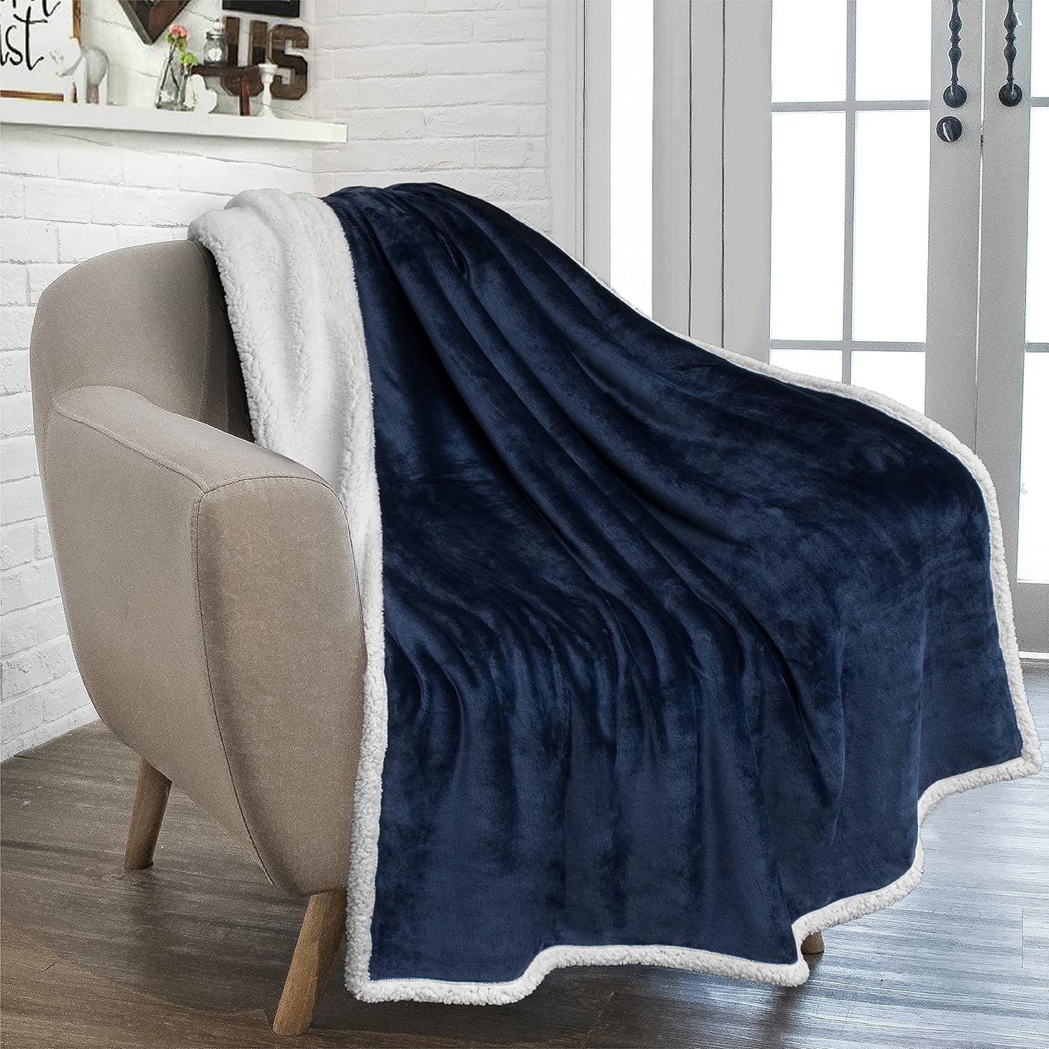 PAVILIA Navy Blue Sherpa Fleece Throw Blanket for Couch, Soft Thick Bed Blanket for Sofa, Cozy Warm Throw Blanket All Season, Fuzzy Plush Winter Blanket, Dark Blue Decorative Throw, 50x60