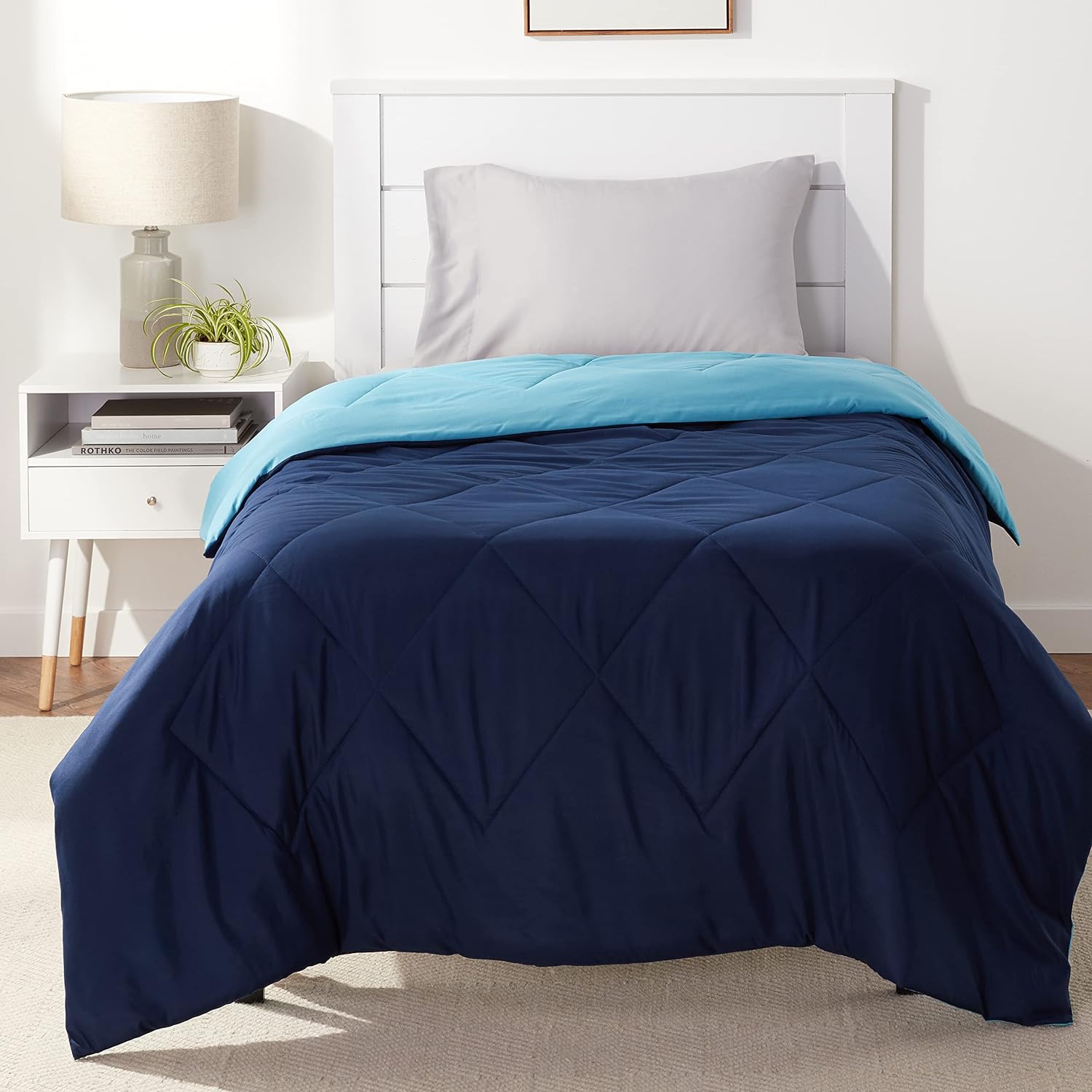 Amazon Basics Reversible Lightweight Microfiber Comforter Blanket, Twin/Twin XL, Navy/Sky Blue