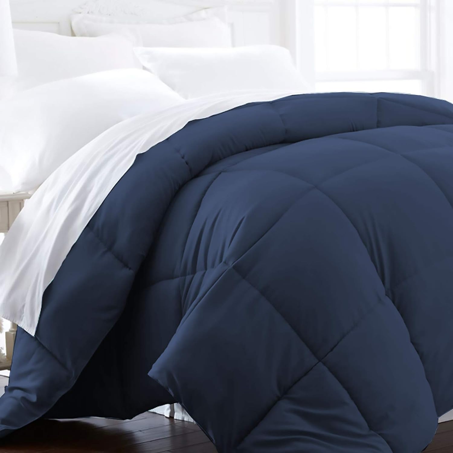 1600 Series Lightweight Goose Down Alternative Comforter Full/Queen / Navy Blue